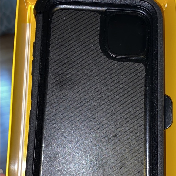 iPhone 11 Defender Otterbox - Picture 2 of 2